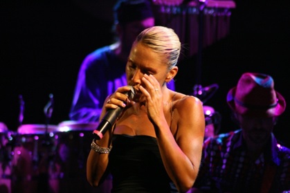 SAMANTHA IORIO CANTA LISA STANDFIELD